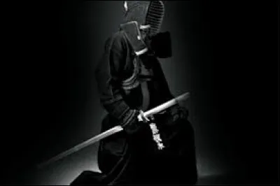 Traditionnellement, en quelle matière sont faits les sabres utilisés pour la pratique du kendo ?