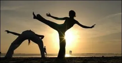 La capoeira est un art martial brésilien, alliant avec grâce le combat acrobatique et un rythme dansant. Historiquement, qui sont à l'origine de la création de cette discipline aussi esthétique que redoutable ?