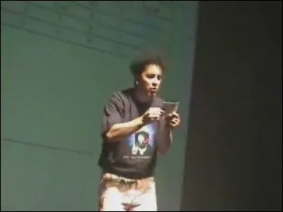 Dans quel mouvement qui consiste en une poésie orale, urbaine déclamée dans les espaces publics le poète performeur Pilote Le Hot est-il actif depuis 1996 ?