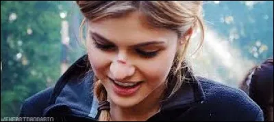 Quand Percy aperçoit Annabeth pour la première fois comment la califie-t-il ?