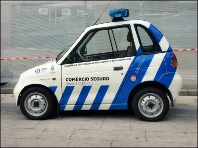 Ce véhicule est de la police...