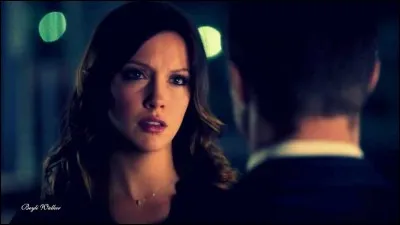 Que dit Oliver à Laurel lorsqu'elle lui dit que s'il voulait parler elle était là, et que lui répond-elle ?