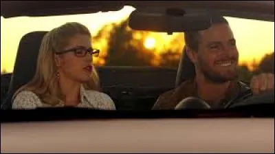 A la fin de la saison 3, avec qui Oliver part-il loin de Starling City ?