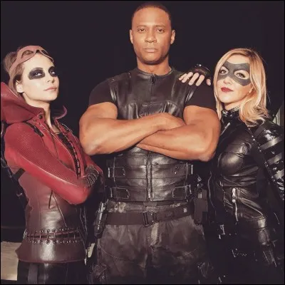 Quel est le nouveau commando qui leur pose de gros problèmes et force Laurel et Thea à demander l'aide de Oliver et Félicity ?