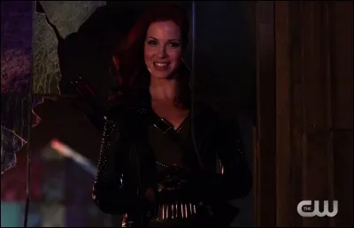 Lors de l'épisode 16 "Victime de l'amour", qu'est-ce qu'Oliver décide de faire pour arrêter un ennemi ?