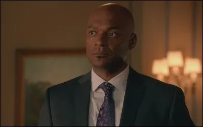 Au cours du 1er diner après son retour, Oliver rattrape la gouvernante qui trébuche ; elle s'excuse il lui répond en russe. Que lui dit alors Walter ?