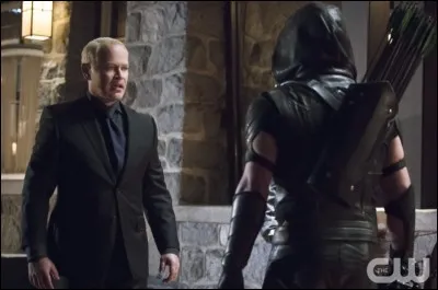 Lors du dernier épisode les habitant de Star City combattent H.I.V.E aux côtés de la team Arrow. Green Arrow revient à ce moment et affronte Darhk ; quel sort lui réserve-t-il ?