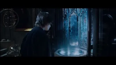 Quel est le premier souvenir qu'Albus Dumbledore montre a Harry dans la pensine ?