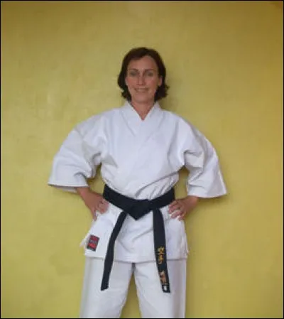 Quelle ceinture est juste derrière la noire ?