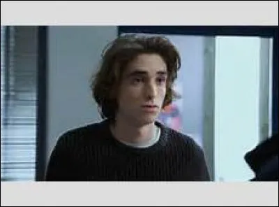 En quoi se déguise Valentin à la demande de Mirta ?