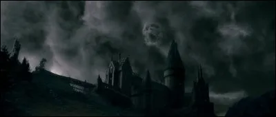 Qui dit : "Il s'appelait Tom Jedusor. Aujourd'hui il est connu dans le monde entier sous un autre nom." ? (Film 6)