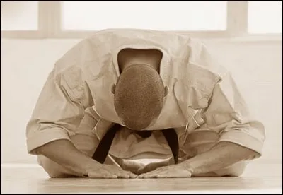 Traditionnellement, en début et en fin de cours, combien de fois salue-t-on ?