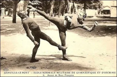 Les "Brigades du Tigre" s'entraînent régulièrement à la boxe française. C'est une série télé diffusée pour la première fois en 1974. Durant quelle période se déroulent les exploits ?