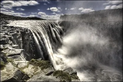 Il existe de nombreuses chutes d'eau dans le monde. Dans quel pays se trouve la chute de Dettifoss ?