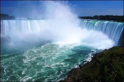 Quel écrivain a écrit "les Chutes"(chutes du Niagara)