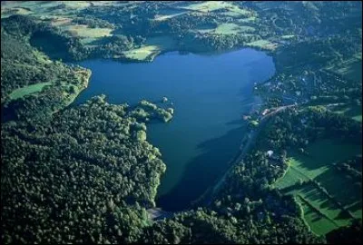 L'Auvergne possède des lacs magnifiques. Quel est le plus grand ?