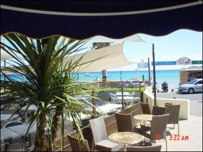 Comment se nomme l'hôtel 3 étoiles construit devant la plage de La Ciotat, un hôtel les pieds dans l'eau ?