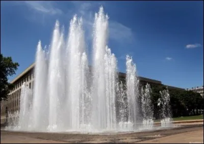 Quel compositeur est l'auteur de "jeux d'eau à la villa d'Este" ?