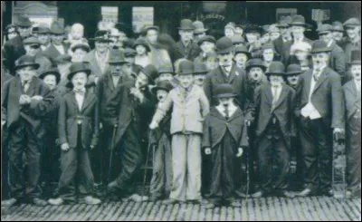 Charlie Chaplin a termin&eacute; premier &agrave; un concours de sosies de Charlot.