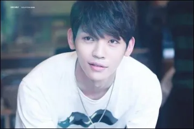 Avec quelle chanson le groupe UP10TION a-t-il débuté ?