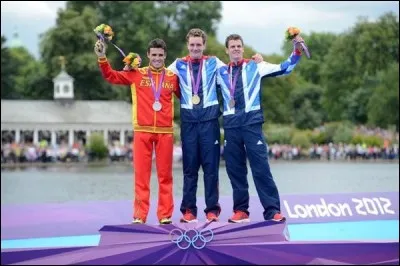 Le triathlon est devenu épreuve olympique aux JO de Sydney. De quoi est-il composé ?