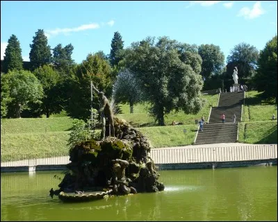 Dans quelle ville de Toscane, peut-on flâner dans le célèbre jardin de Boboli et y admirer une grande vasque dite "Vivier de Neptune"?