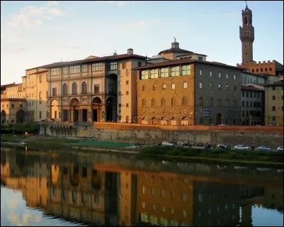 C'est avec le Duomo, l'un des monuments les plus représentatifs de Florence. Quel est cet édifice servant d'écrin aux oeuvres des grands peintres italiens?