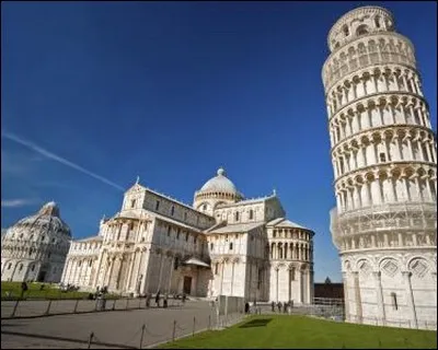 A Pise, sur cette vaste esplanade recouverte de pelouses, on y trouve le Duomo, la Tour penchée, le Baptistère et le Camposanto. Quel surnom porte cette place appelée à l'origine "Piazza del Duomo"?
