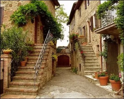 Le village de Pitigliano surplombe des gorges de la lente. Quelle particularité attire de nombreux touristes dans cette bourgade médiévale ?