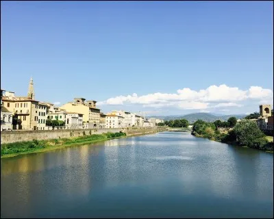 Quel fleuve, prenant sa source au Mont Falterona dans les Apennins, arrose cette région?
