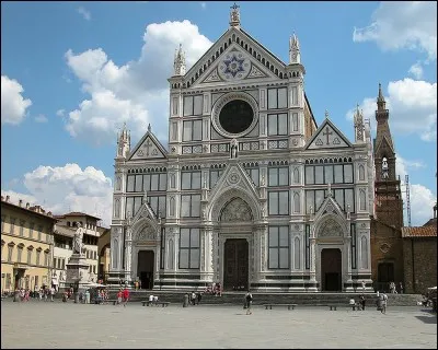 Présentant une façade néo-gothique, quel est cet édifice religieux majeur de la ville de Florence ?
