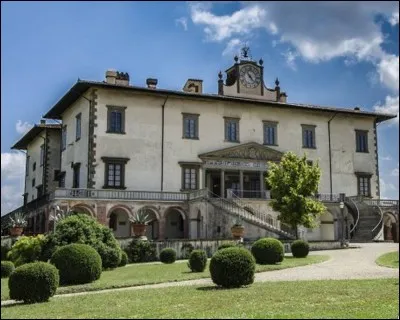 Ces villas, forment depuis le XVI e siècle un paysage unique avec une harmonie inégalée . Quel nom donne-t-on à ces magnifiques demeures seigneuriales, visibles de nos jours dans les alentours de Florence?