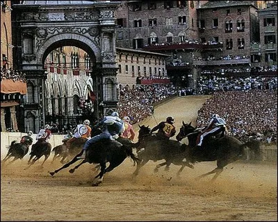 Dans quelle célèbre manifestation, les différents quartiers de cette ville sont mis en rivalité dans une compétition depuis le XV e siècle?