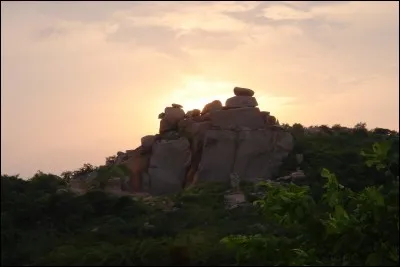 Quel pays est formé pour moitié du plateau du Deccan ?