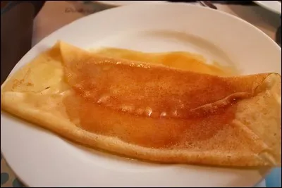 Quel est le nom des crêpes flambées parfumées à l'orange ?