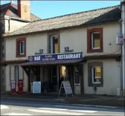 Nous faisons une petite halte dans un restaurant de Lageon. Village de Nouvelle-Aquitaine, dans l'arrondissement de Parthenay, il se situe dans le département ...