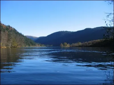 Xonrupt-Longemer est une commune de montagne dans la haute vallée de la Vologne, connue pour son grand lac. Dans quel département se trouve-t-elle ?