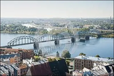 Quel est le nom de ce pont qui se trouve &agrave; Riga ?