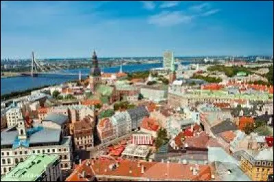 Combien d'habitants environ compte la ville de Riga ?
