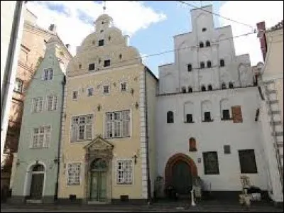 Comment est nomm&eacute; cet ensemble de trois immeubles datant du XVe si&egrave;cle ?