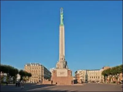 Quelle est la hauteur du Monument de la Libert&eacute; ?