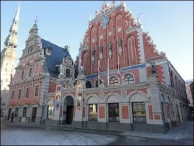 Quel est le nom de cette maison m&eacute;di&eacute;vale qui est devenue depuis 2012 la r&eacute;sidence officielle du Pr&eacute;sident de la R&eacute;publique ?