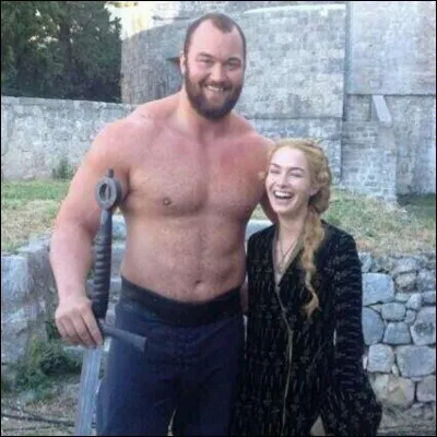Combien mesure Gregor Clegane (selon les livres) ?