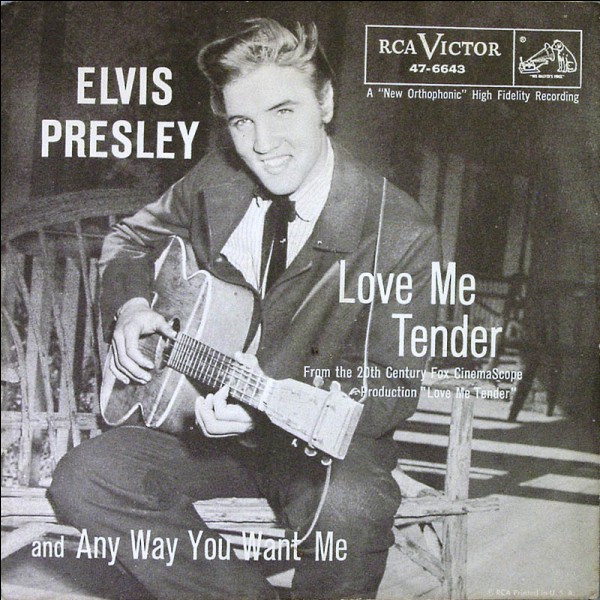 L - Elvis Presley interprète l'un de ses plus grands succès "Love Me Tender" dans le film de même nom.