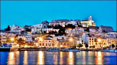 I - "Ibiza" est la plus grande des îles Pityuses, archipel espagnol autonome au sein des îles Baléares.
