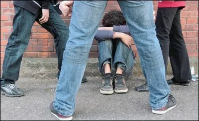 Un de tes proches est embêté par quelqu'un. Tu...