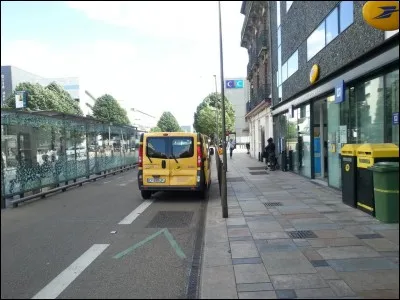 Les enfants qui ont plus de 8 ans ont-ils le droit de rouler sur le trottoir ?