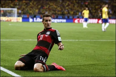 Lors de l'écrasante victoire face au Brésil en demies, Miroslav Klose devient le meilleur buteur de l'histoire de la Coupe du Monde. Quel but a-t-il inscrit?