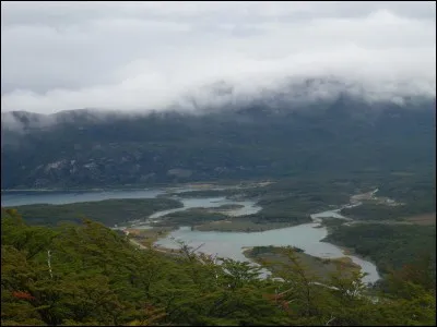 Quel est le nom donné à l´archipel qui se trouve à l'extrême-sud du continent d´Amérique du sud, où se trouve la ville d´Ushuaia ?