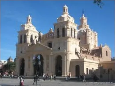Dans quelle ville se trouve cette Cathédrale Jésuite ?